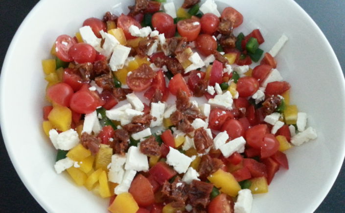 Salade met paprika, tomaat, zongedroogde tomaatjes en feta - Happy Mood Happy Food