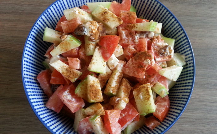 Salade met tomaat, appel, geitenkaas, rozijnen en kaneel - Happy Mood Happy Food