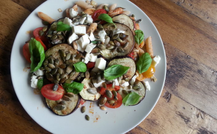 Vegetarische pasta met rode pesto, aubergine en basilicum - Happy Mood Happy Food