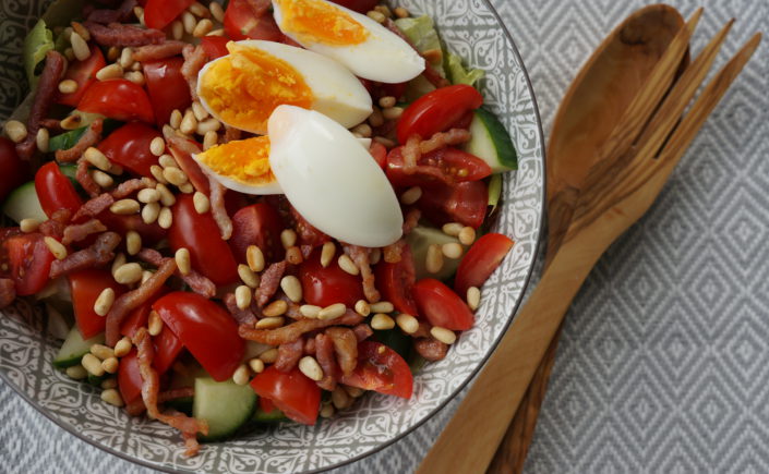 Salade met ei, spekjes en pijnboompitjes - Happy Mood Happy Food